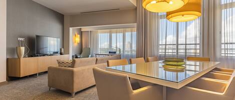 Presidential Suite | Minibar, in-room safe, desk, laptop workspace