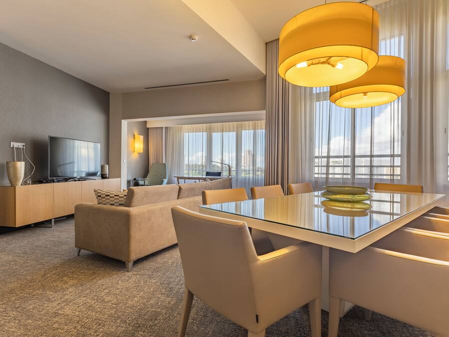 Presidentiële suite | Een minibar, een kluis op de kamer, een bureau, een laptopwerkplek