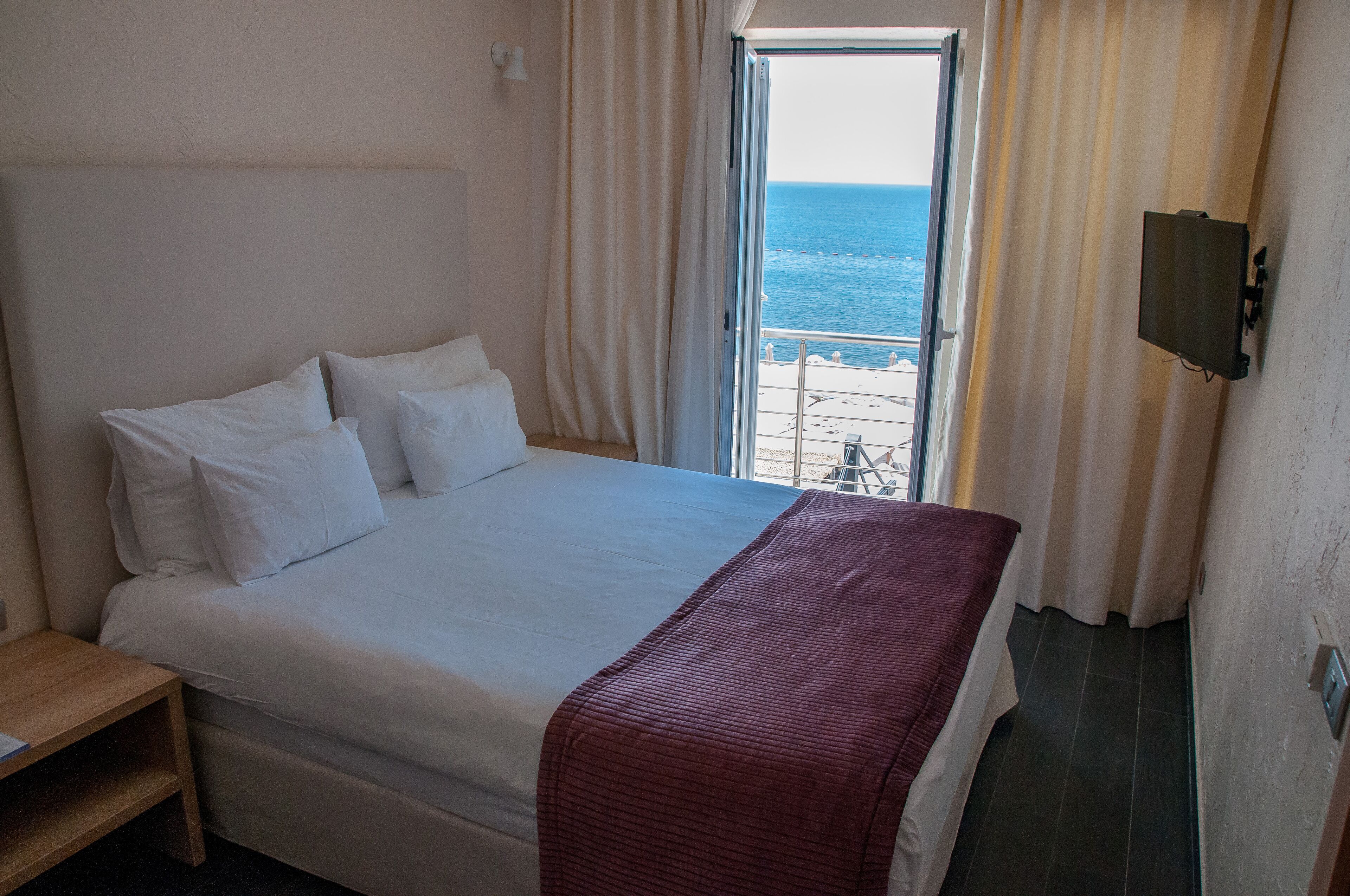 suite, sea view | minibar, in-room safe, desk, soundproofing