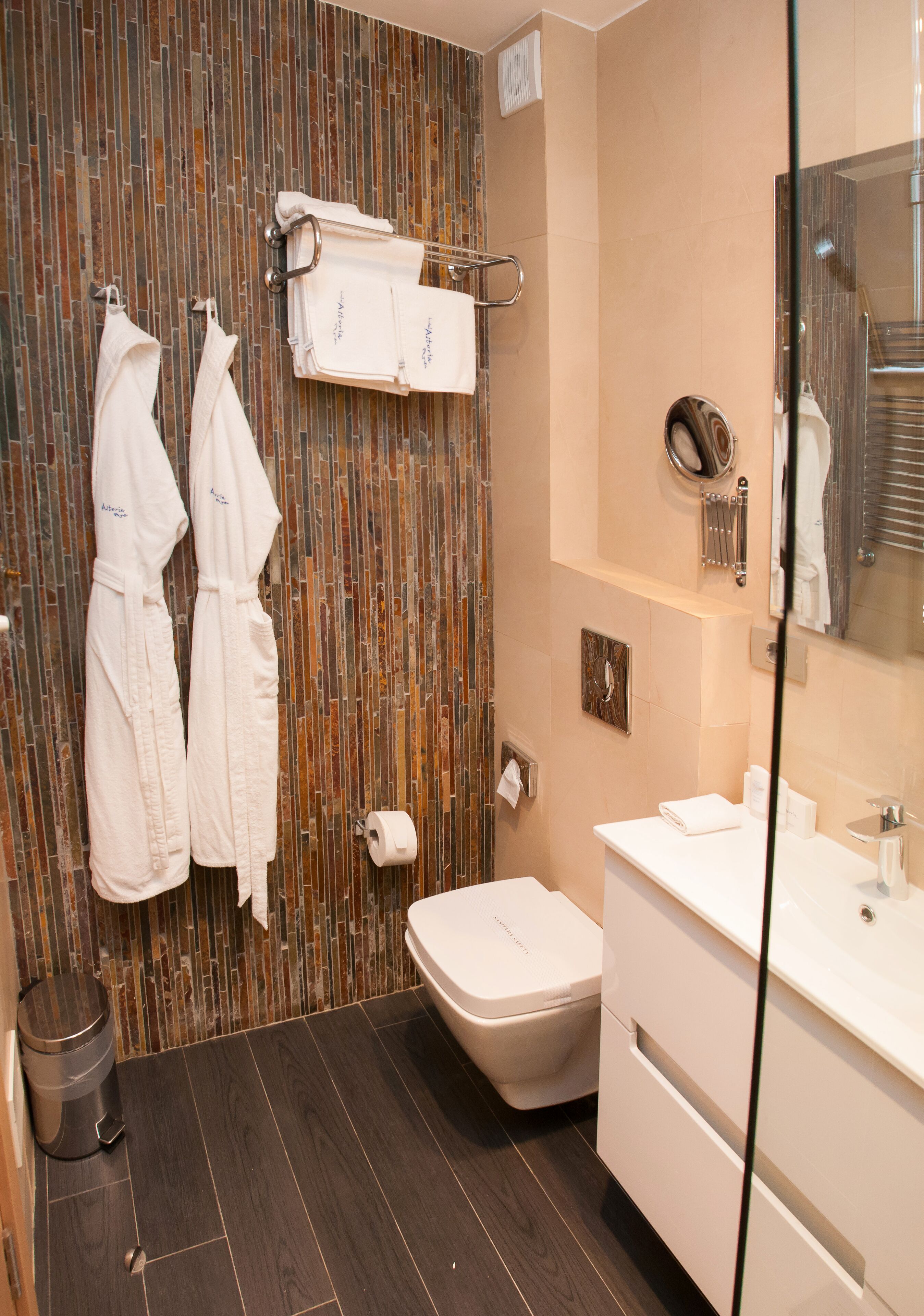 superior suite | bathroom | combined shower/bathtub, free toiletries, hair dryer, bathrobes