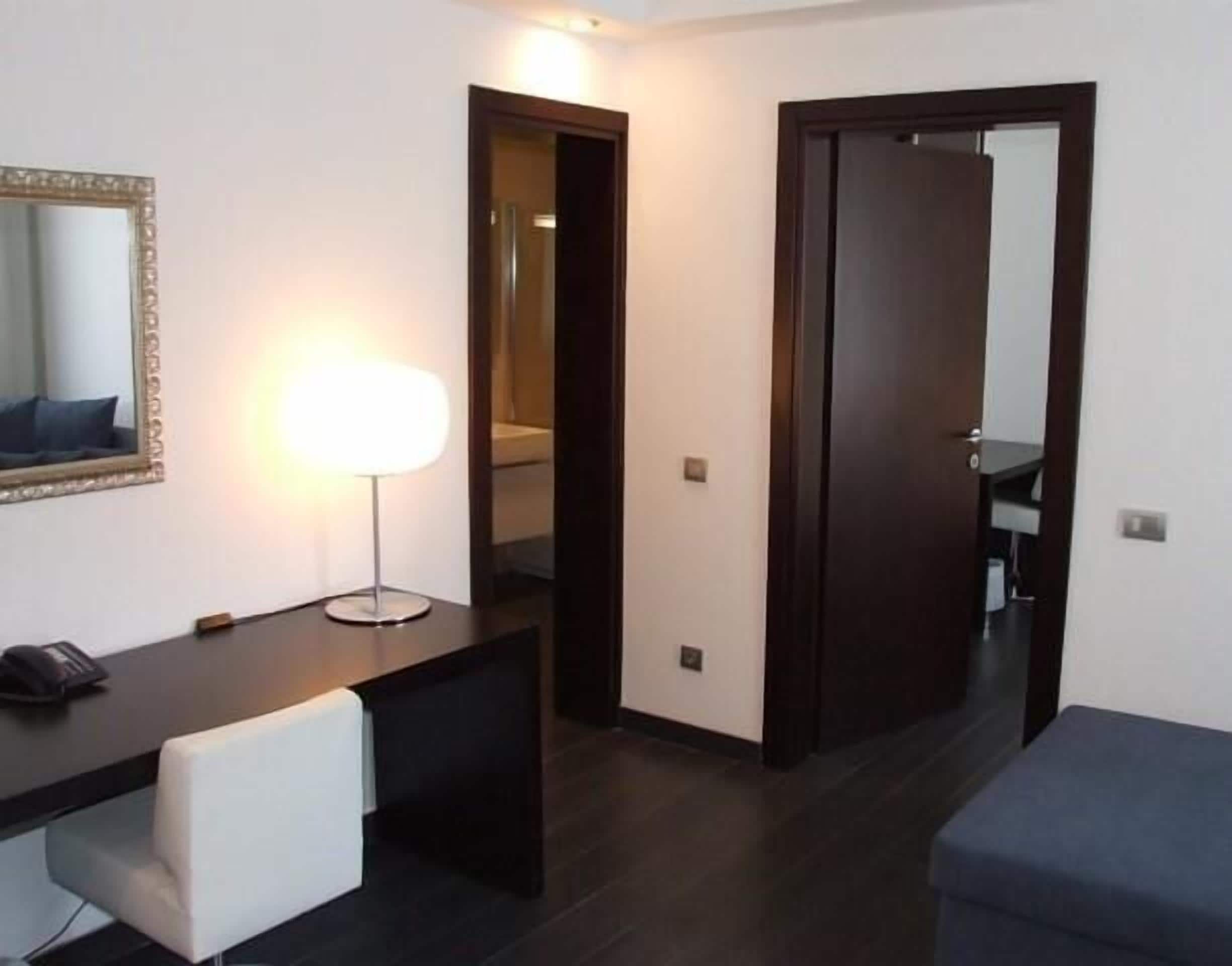 standard double or twin room | minibar, in-room safe, desk, soundproofing