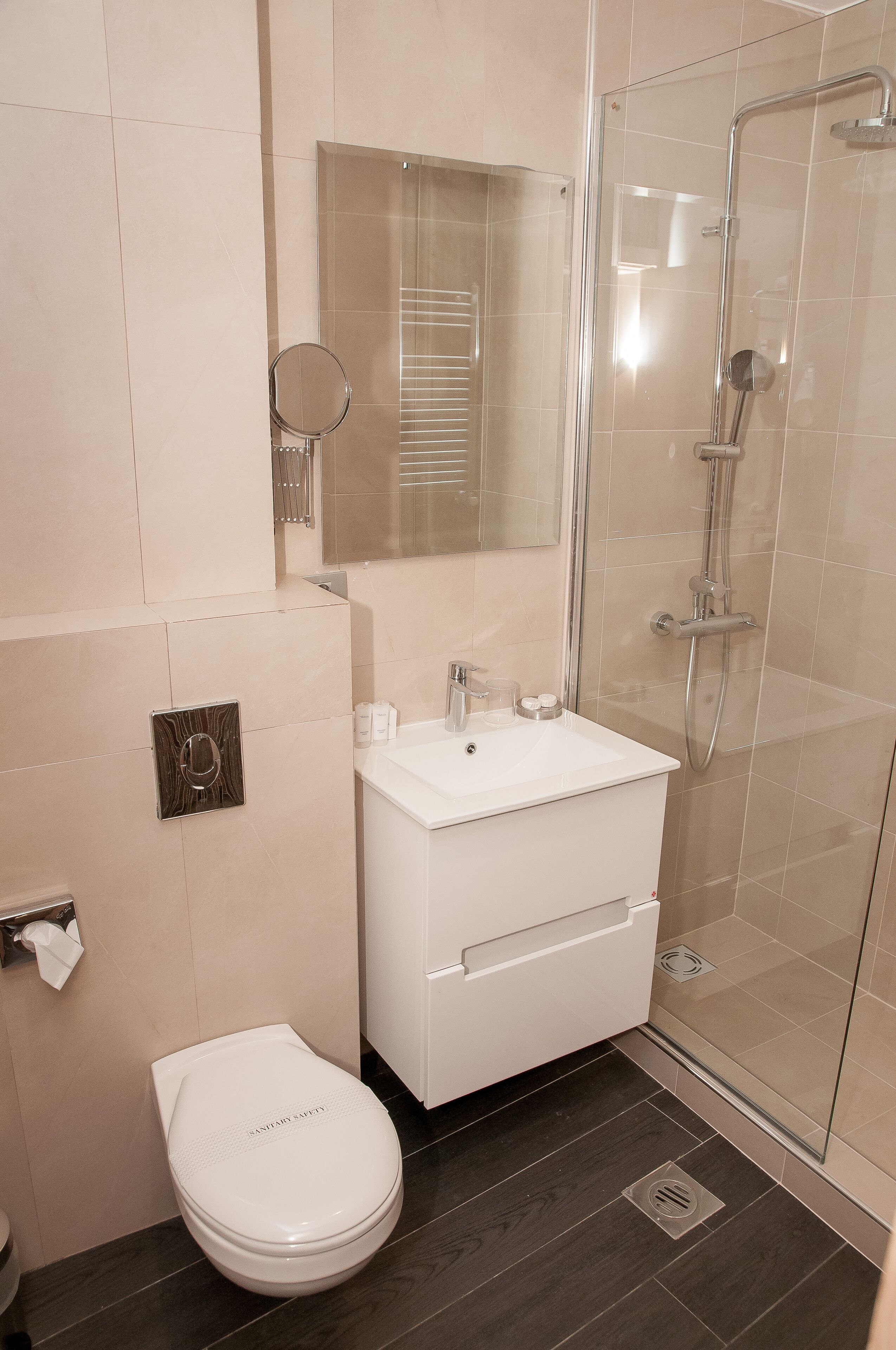 standard double or twin room | bathroom | combined shower/bathtub, free toiletries, hair dryer, bathrobes