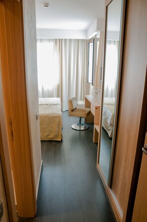Habitación estándar con 1 cama doble o 2 individuales | Baño | Ducha y bañera combinadas y artículos de higiene personal gratuitos