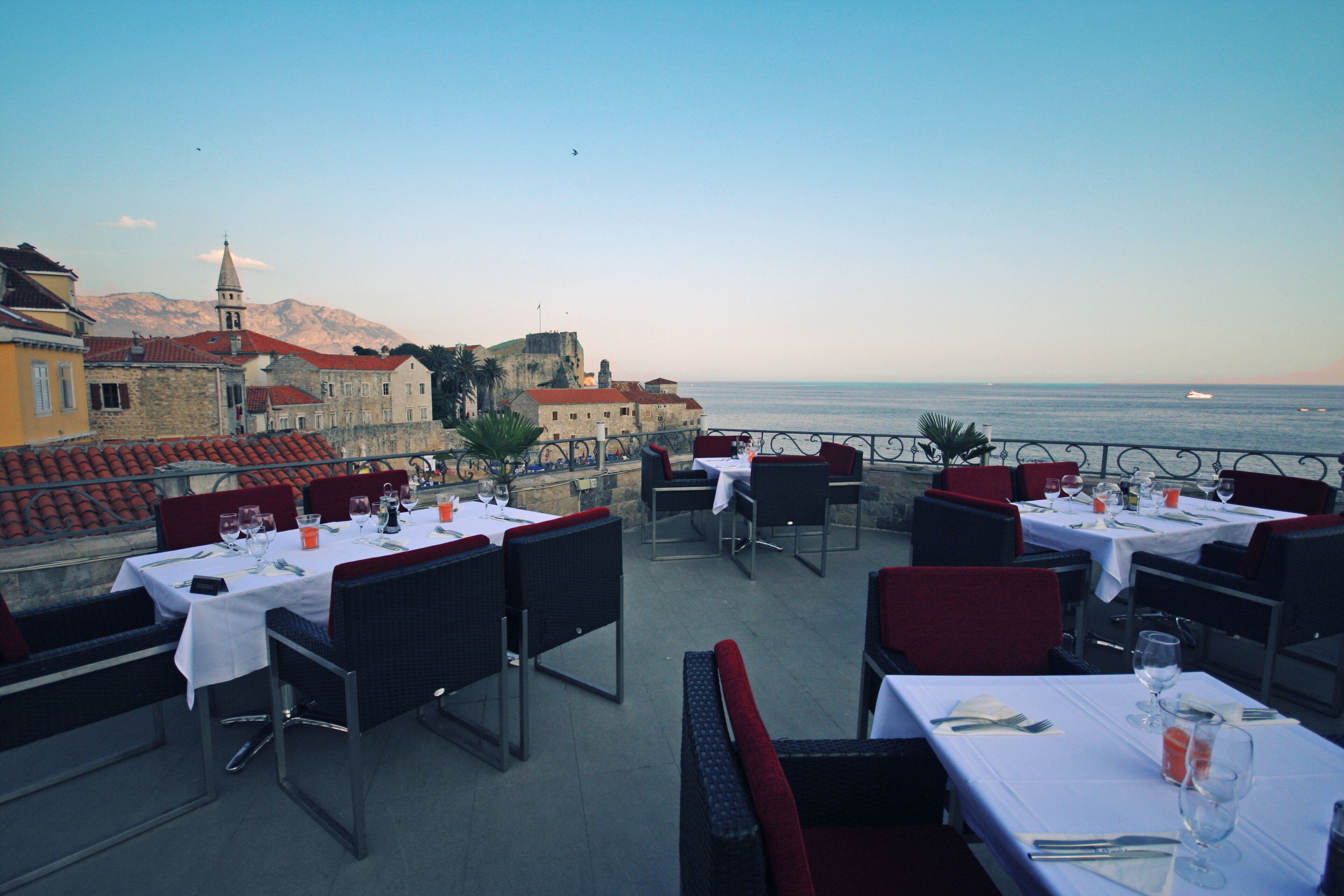 Se sirven desayunos, comidas y cocina internacional con vista a la playa