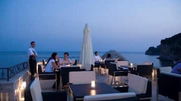 Frokost og lunsj serveres, internasjonale retter, utsikt mot stranden