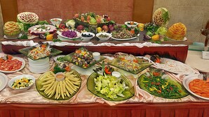 Een buffet met verschillende gerechten en een saladebar.