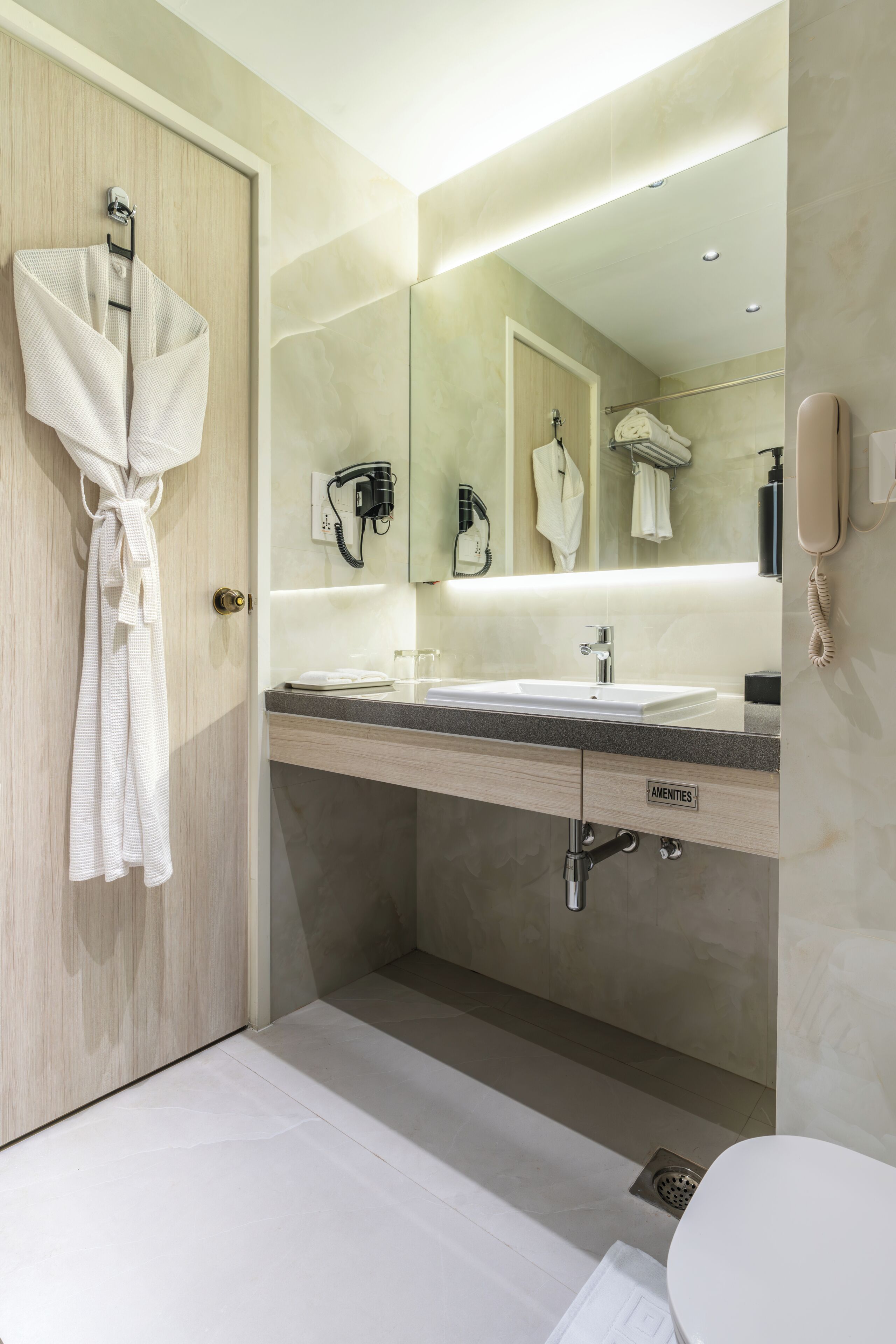 Combined shower/bathtub, free toiletries, hair dryer, towels