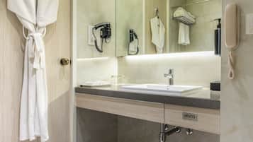 Combined shower/bathtub, free toiletries, hair dryer, towels