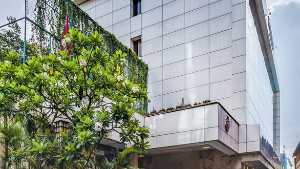 Een modern gebouw met de aanduiding "Kohinoor Continental", wat een hotel aangeeft.