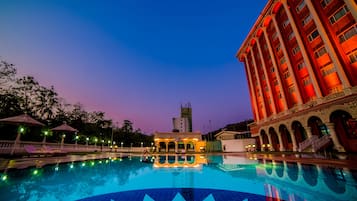 Una piscina al aire libre