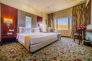 Studio | Minibar, safe på rommet, skrivebord og blendingsgardiner