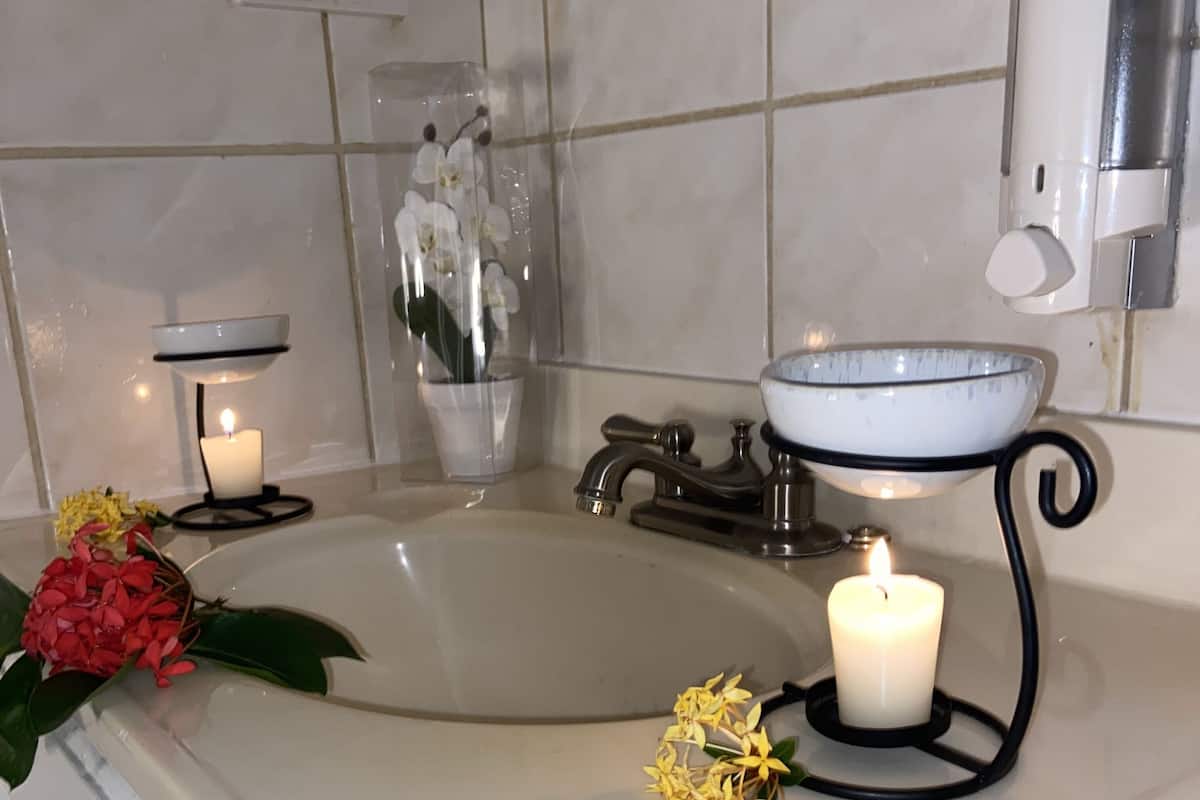 Deluxe Room, City View | Bathroom | Combined shower/tub, free toiletries, hair dryer, towels