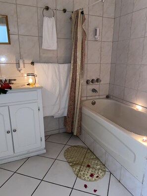 Bathroom - The Downtown Hotel (Soufrière)