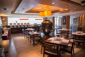 Serveert ontbijt, lunch en diner