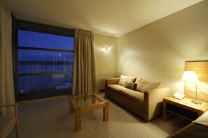 Junior suite, 1 kingsize bed | Woonkamer | Een 32-inch flatscreentelevisie met kabelzenders en televisie