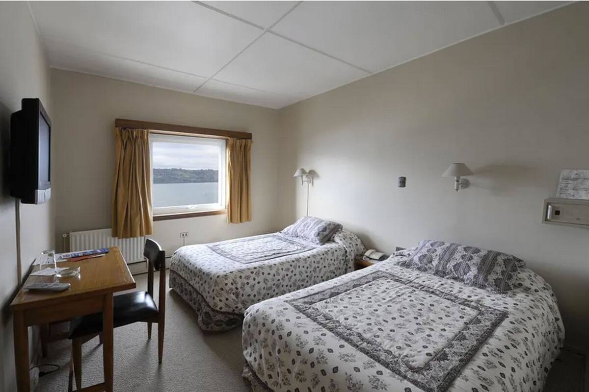 Standard Twin Room | Minibar, in-room safe, desk, blackout drapes