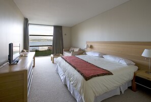Junior Suite, 1 King Bed | Minibar, in-room safe, individually decorated, individually furnished