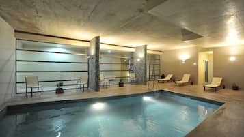 Una piscina cubierta