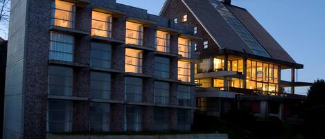 Fassade der Unterkunft – Abend/Nacht