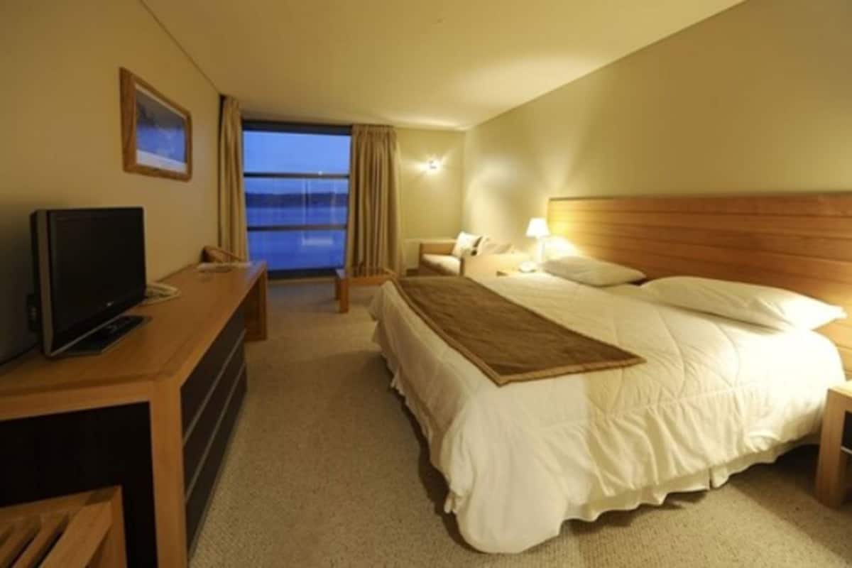 junior suite, 1 king bed | 1 bedroom, minibar, in-room safe, individually decorated