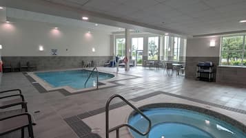 Piscina coperta, lettini