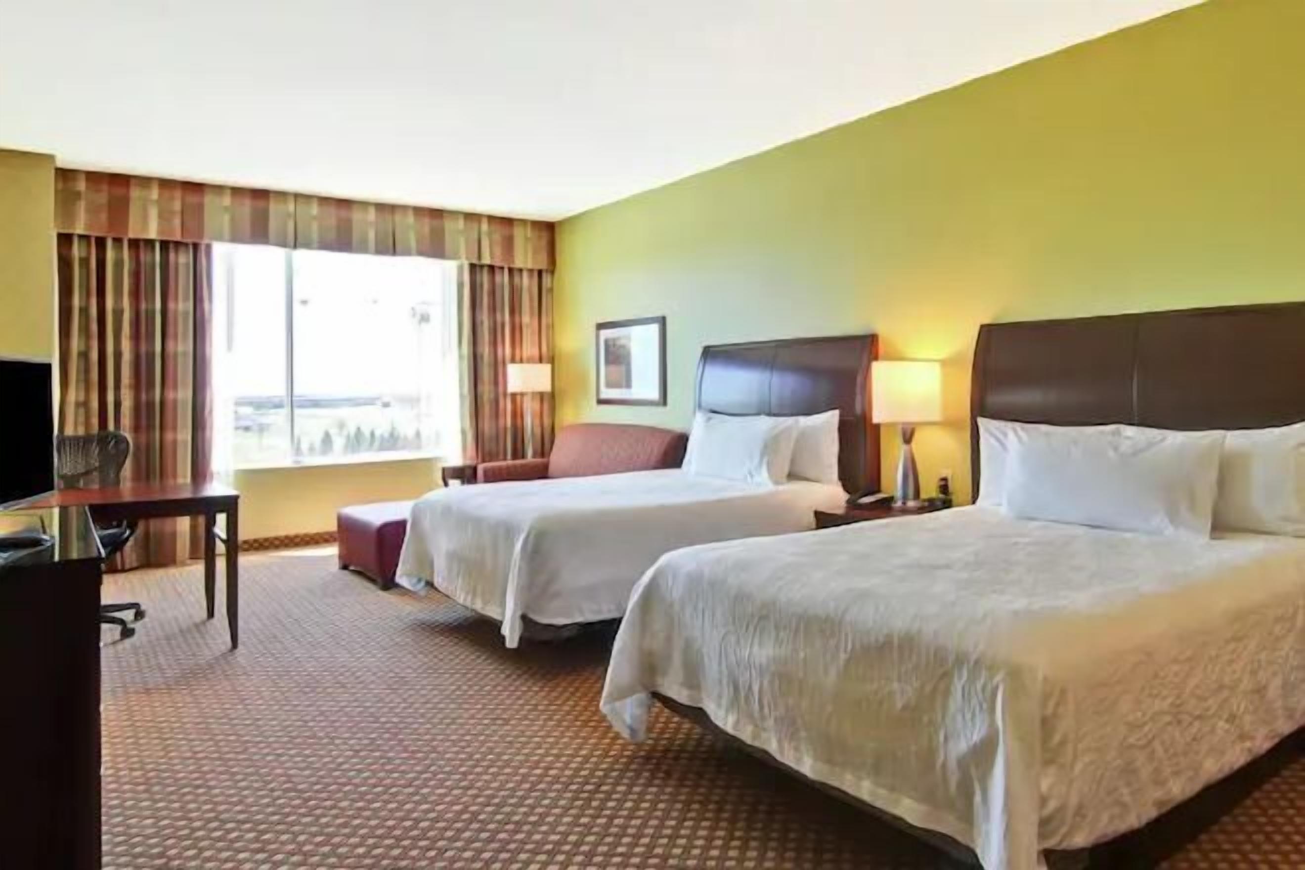 Cubrecamas, escritorio, cortinas blackout y sistema de insonorización 