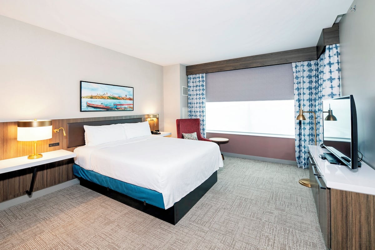 1 King Suite w/ Living room