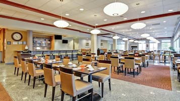 Se sirven desayunos, comidas, cenas y cocina internacional