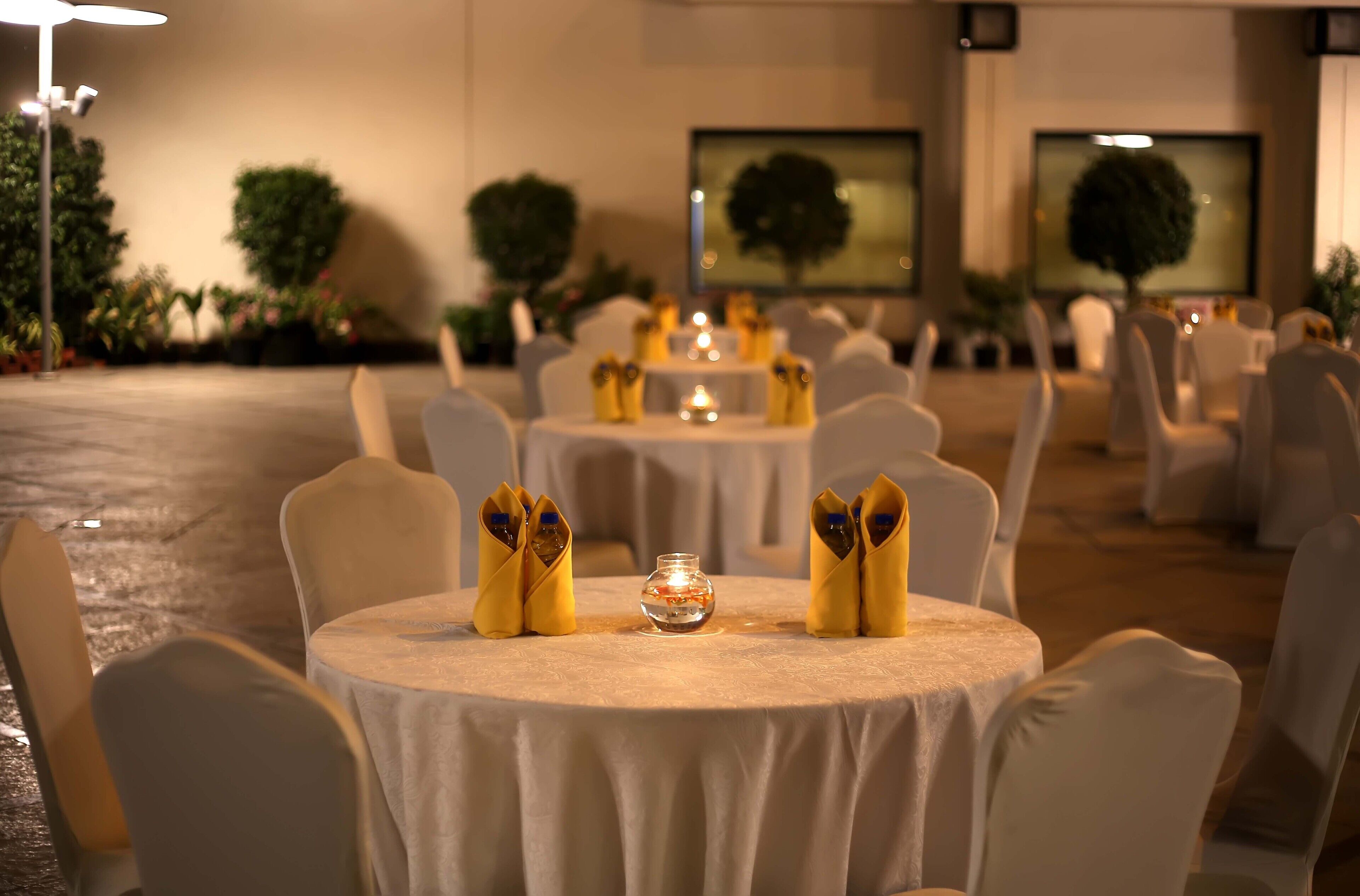 2 restaurants; breakfast, lunch and dinner served 