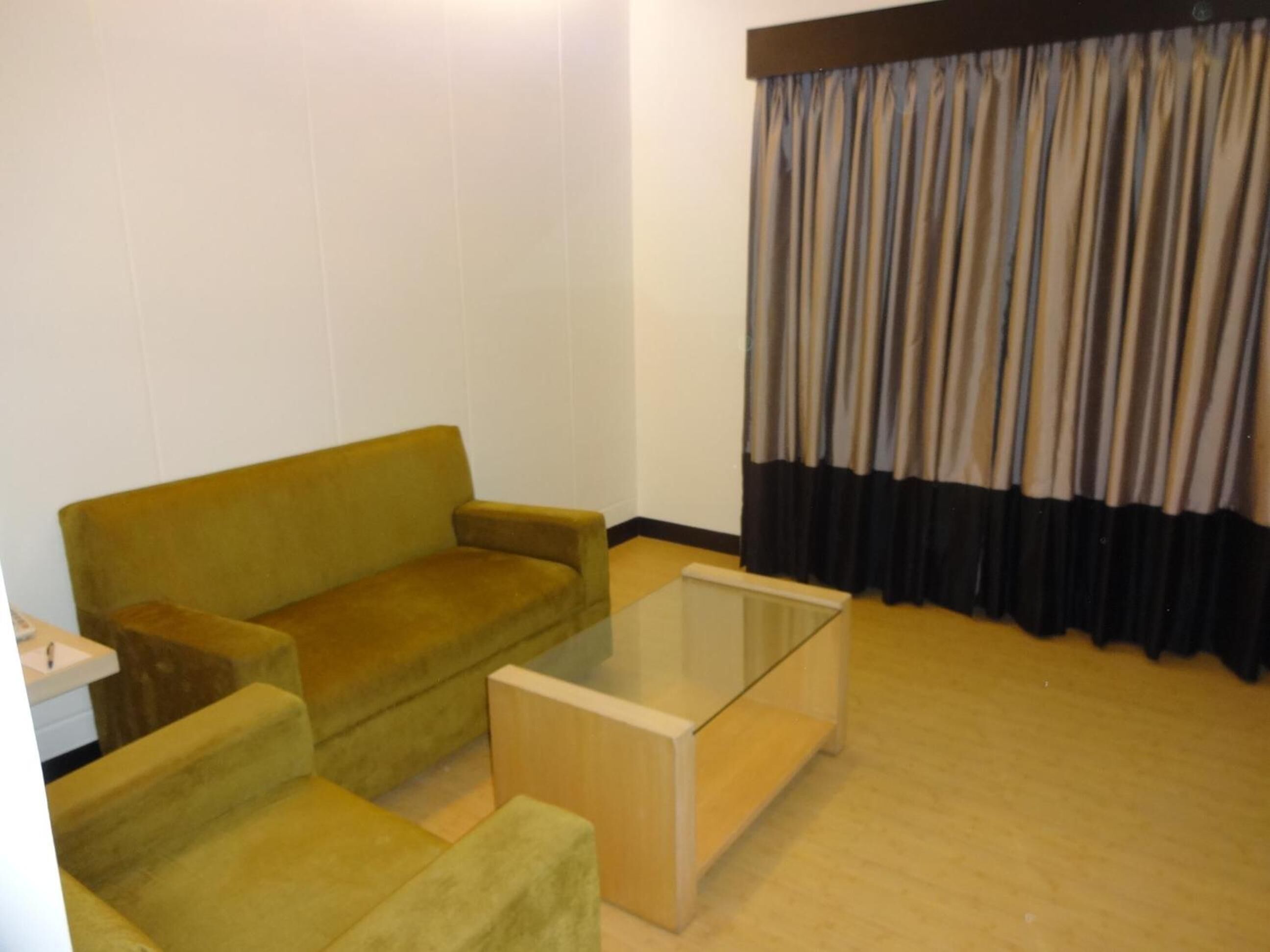 43-inch flat-screen tv with cable channels, tv