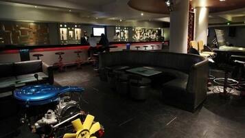 2 bars/lounges
