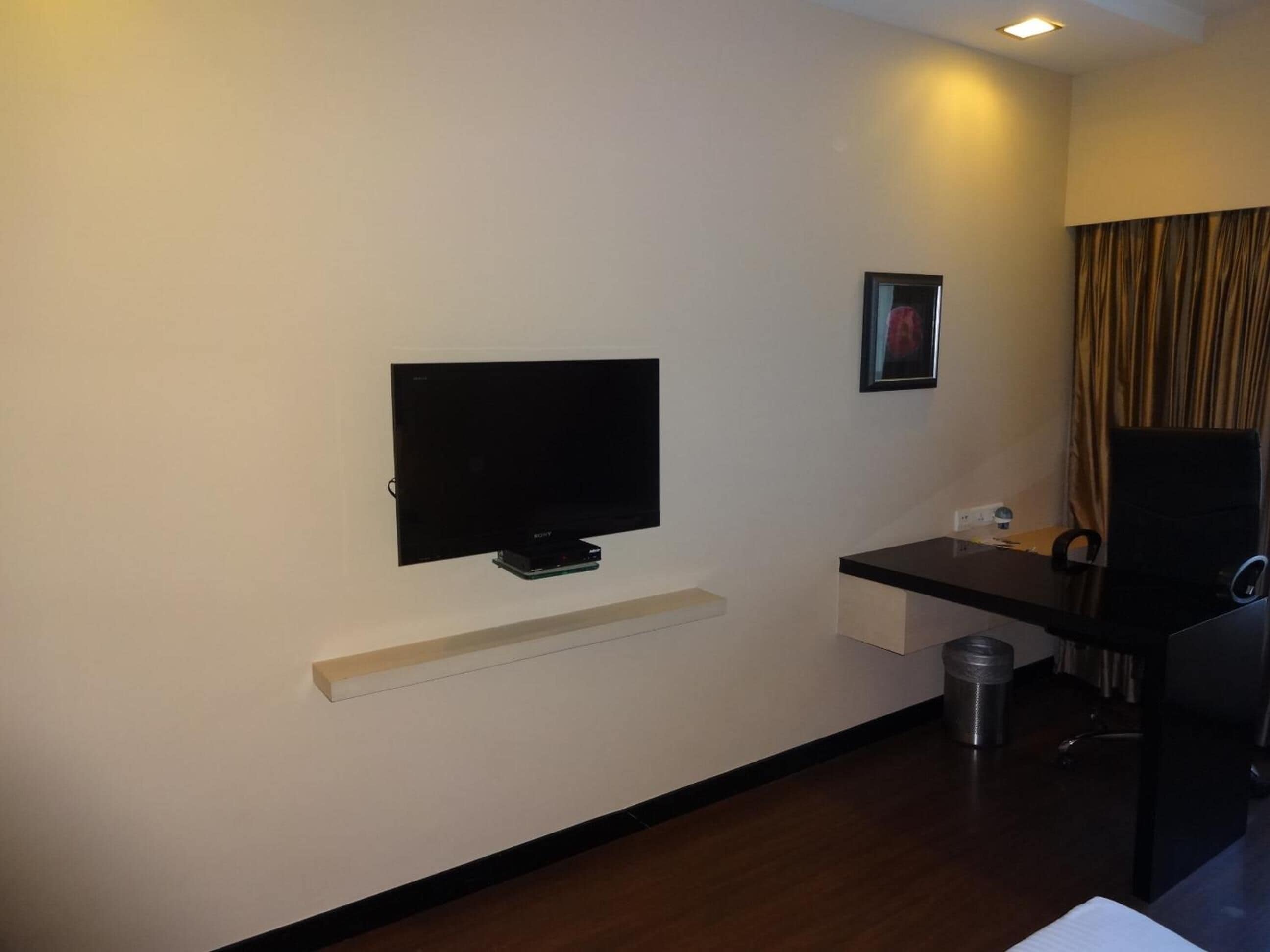 premium bedding, pillow-top beds, minibar, in-room safe