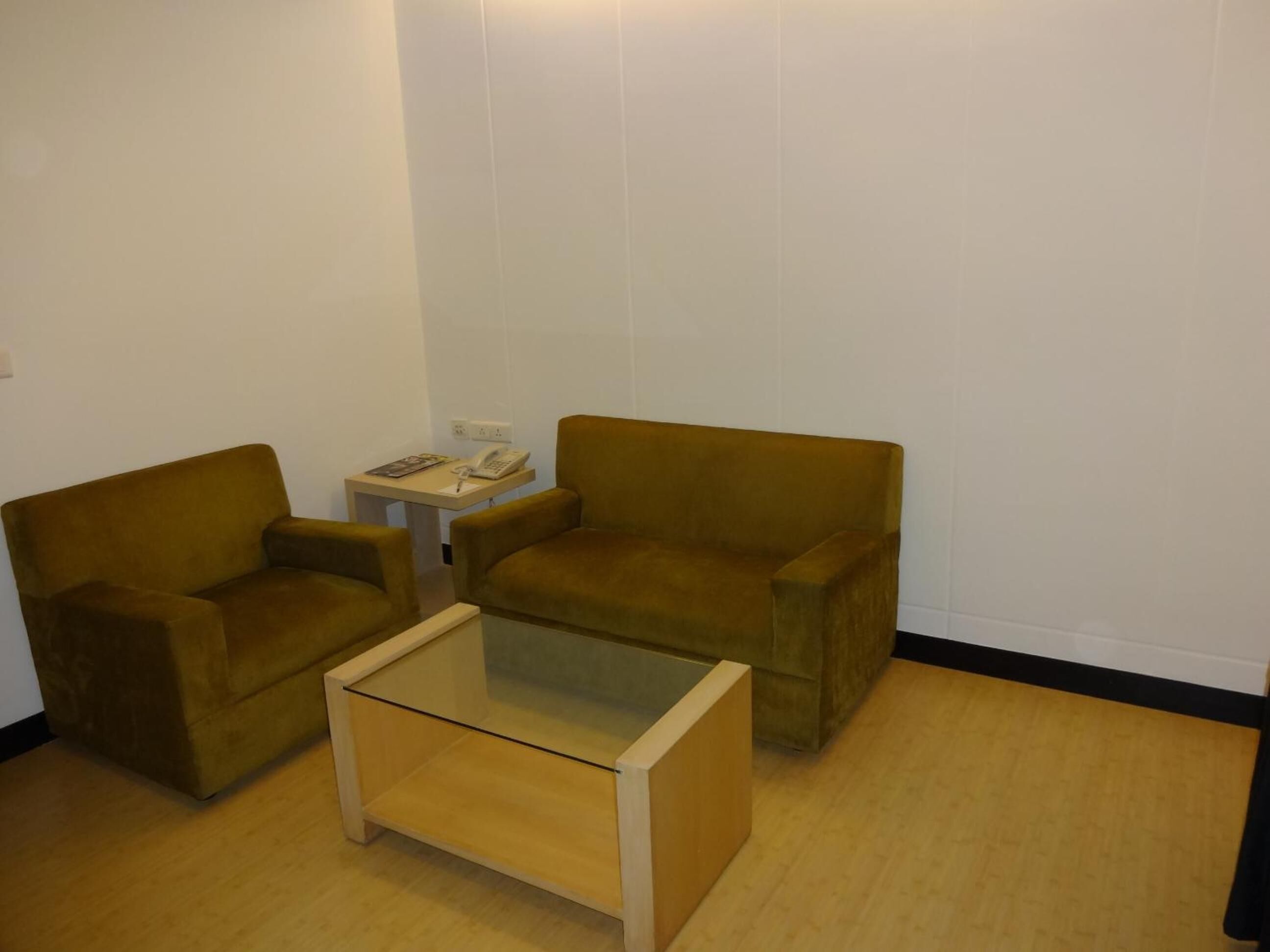 43-inch flat-screen tv with cable channels, tv