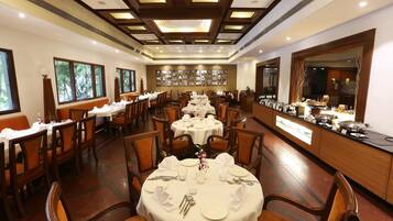 2 restaurants; breakfast, lunch and dinner served