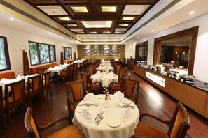 2 restaurants; breakfast, lunch, and dinner served - Hotel Greenpark (Hyderabad)