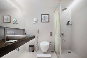 Ensemble douche/baignoire, articles de toilette gratuits, sèche-cheveux
