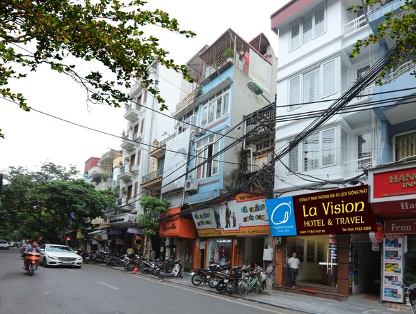 Vista frontal de la propiedad