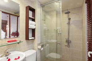 Een douche, een regendouche, gratis toiletartikelen, een haardroger