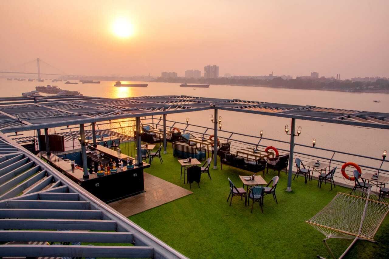 Breakfast, lunch, dinner served; Fusion cuisine 