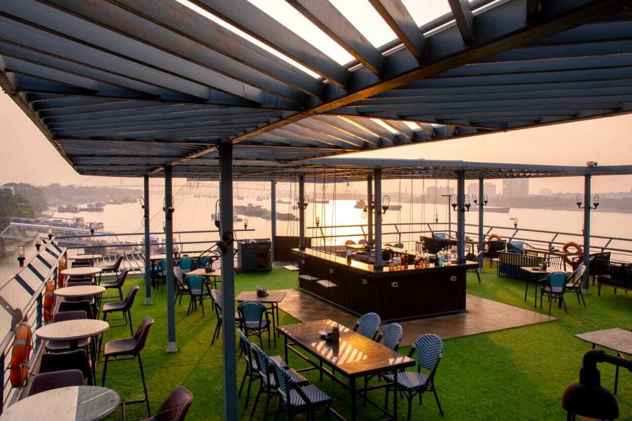 حيث تُقدم وجبات الإفطار، الغداء، العشاء، الأطباق المختلطة