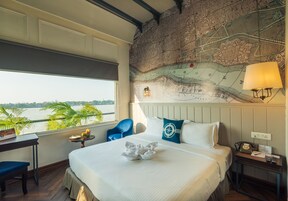 Suite with Balcony | 迷你吧、隔音、熨斗/熨板、床单