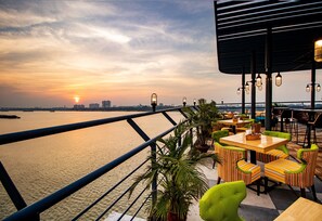 아침 식사, 점심 식사, 저녁 식사 제공, 퓨전 요리