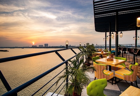 Se sirven desayunos, almuerzos, cenas y cocina fusión . Polo Floatel Kolkata