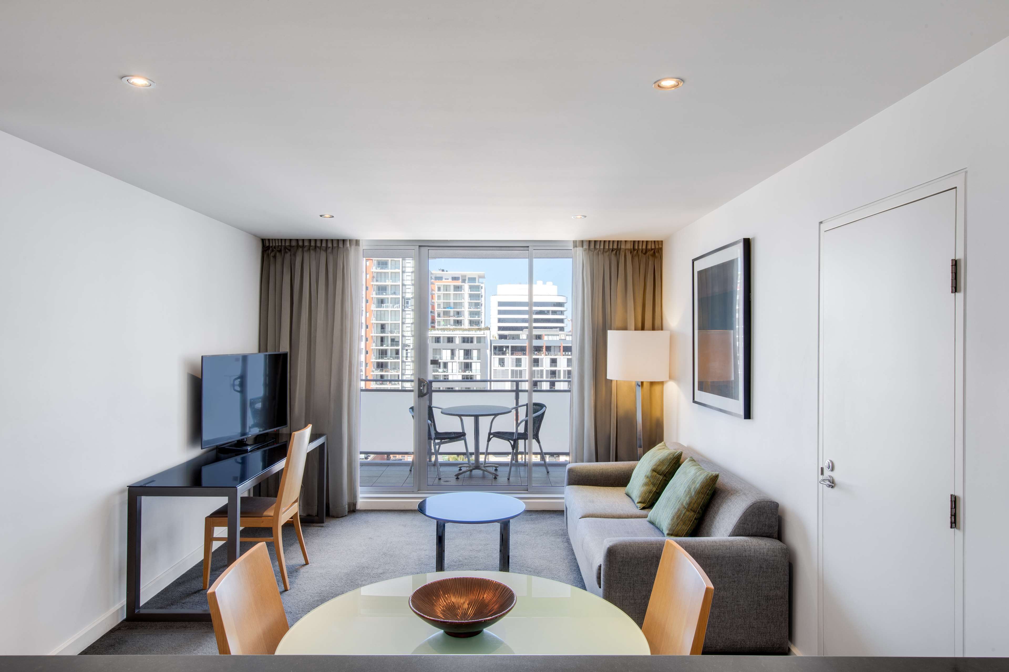 Minibar, coffres-forts dans les chambres, bureau