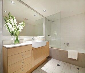 Combined shower/tub, free toiletries, hair dryer, towels