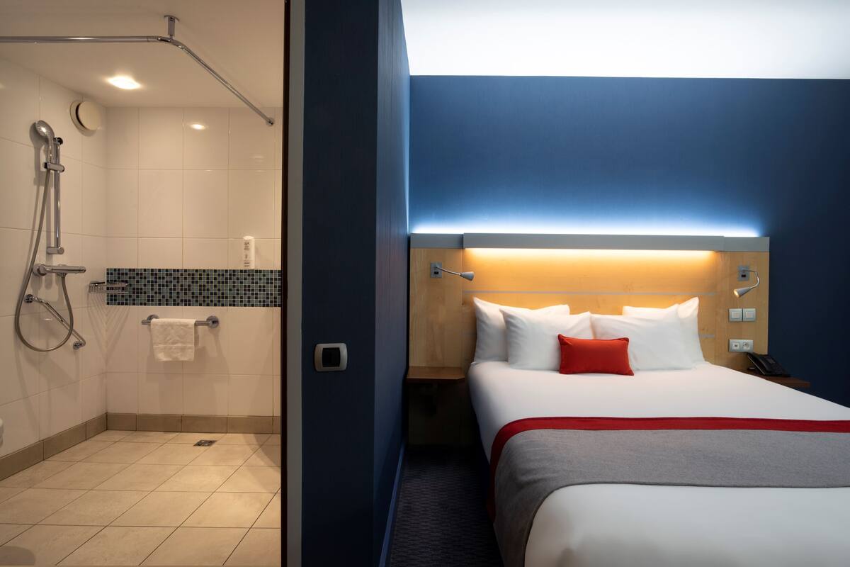 Rom – standard, 1 dobbeltseng, tilgjengelighetstilpasset (Free Breakfast) | Skrivebord, blendingsgardiner, lydisolert og strykejern/-brett