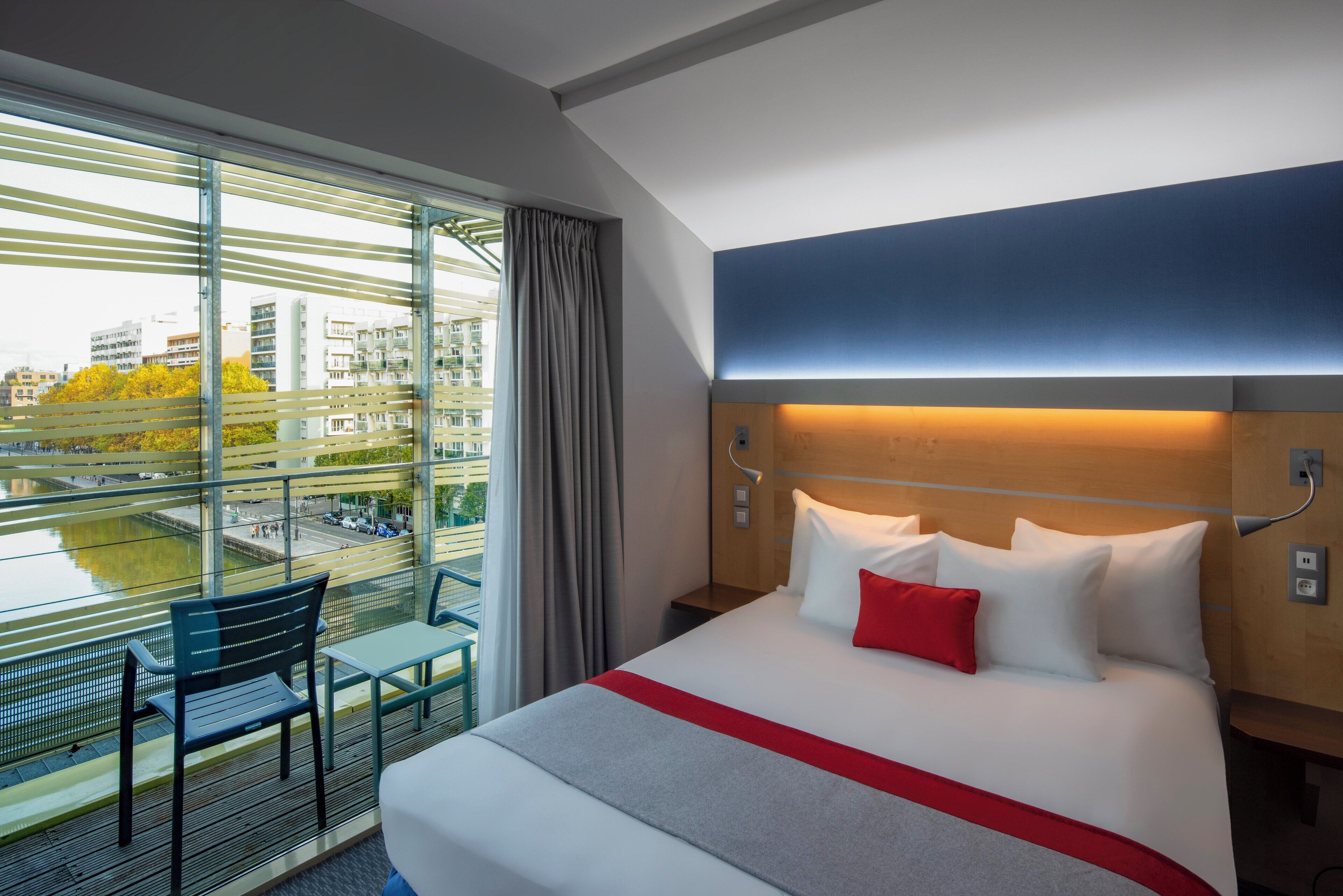 Suite, 1 Double Bed, Marina View (Free Breakfast) | Desk, blackout drapes, soundproofing, iron/ironing board