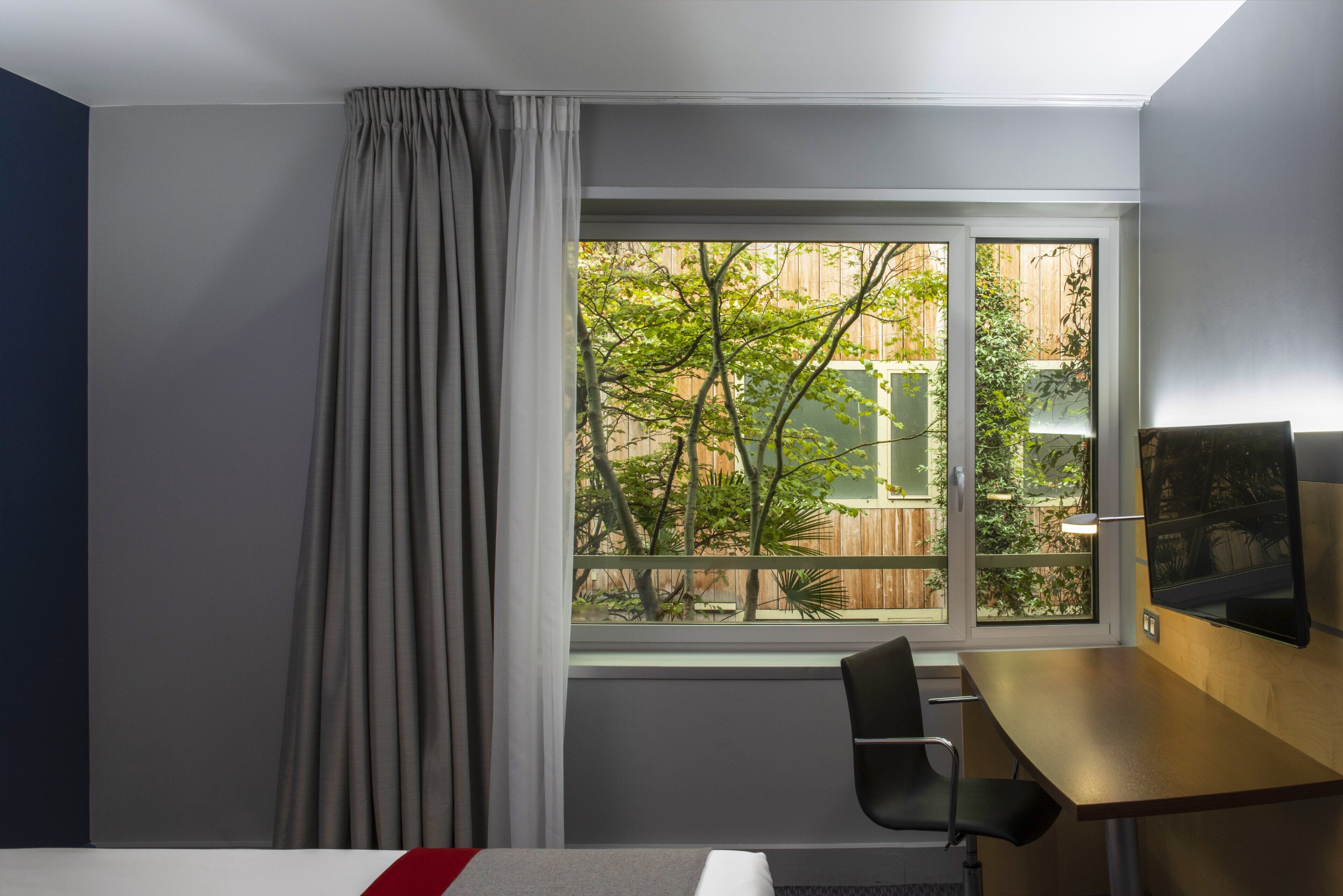 Bureau, rideaux occultants, chambres insonorisées