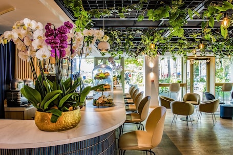 Bar (on property). Holiday Inn Express Paris-Canal de la Villette by IHG