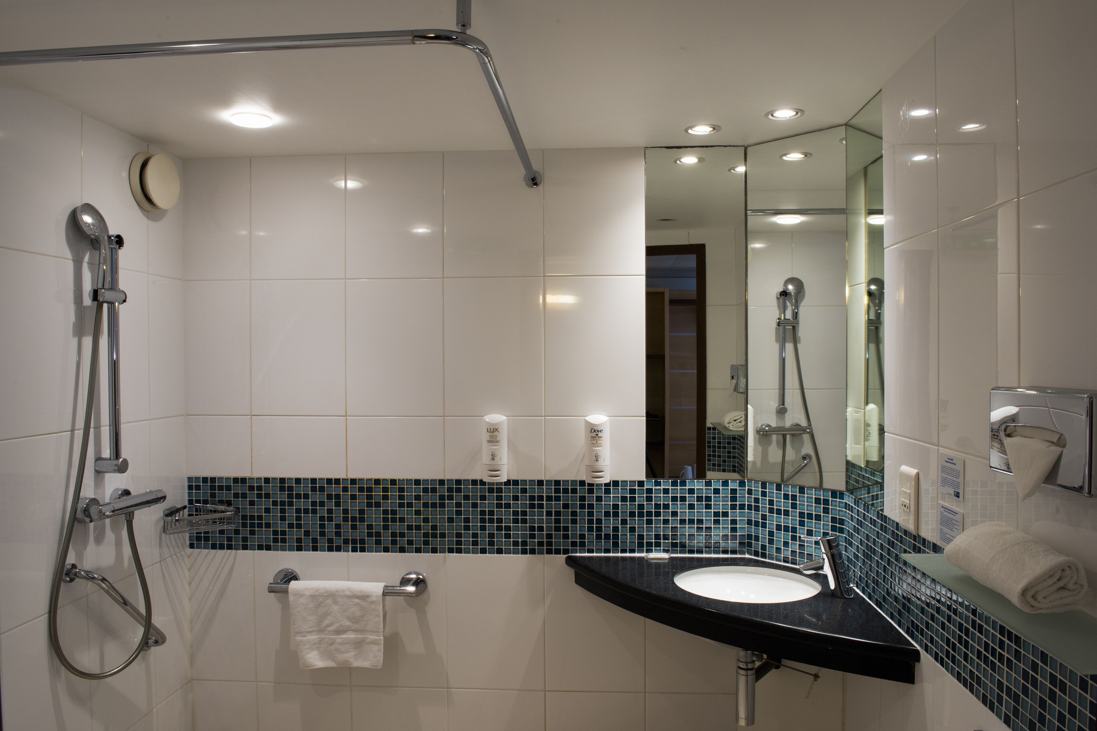 Photo - Holiday Inn Express Paris-Canal De La Villette by IHG